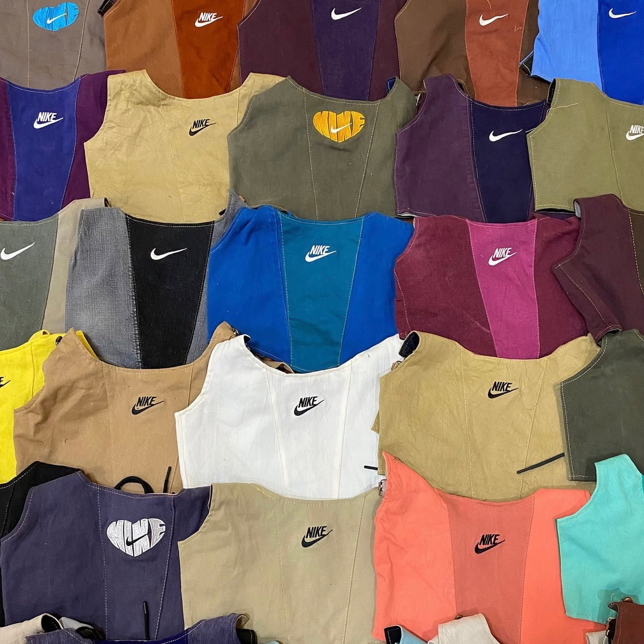 TOP NIKE PLASTRON MIX LOGO UPCYCLÉ (X20)